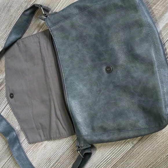 LAST CHANCE! ROXY Crossbody Messenger Bag - Picture 3 of 7